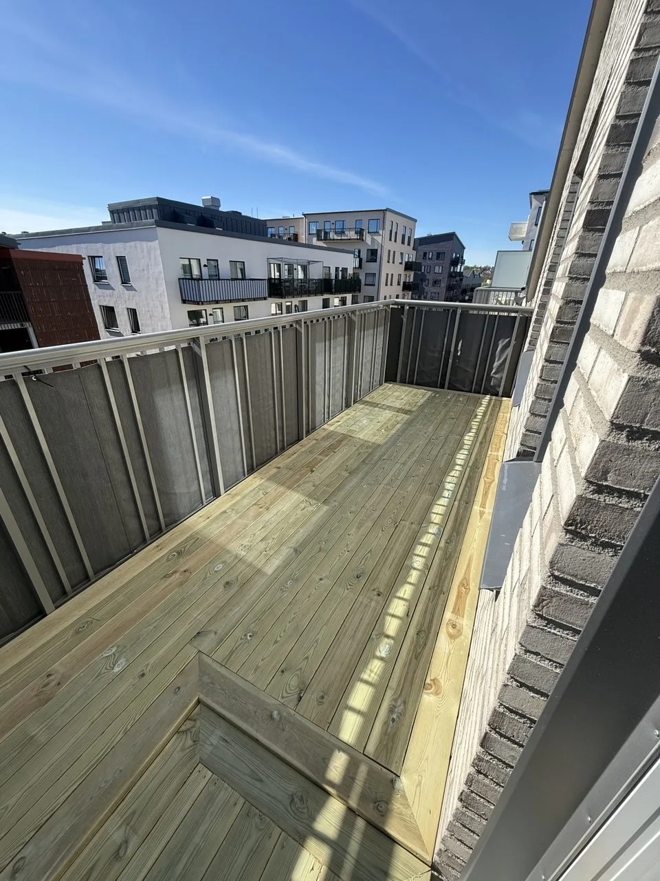 Balkongtrall i Täby – bild 2